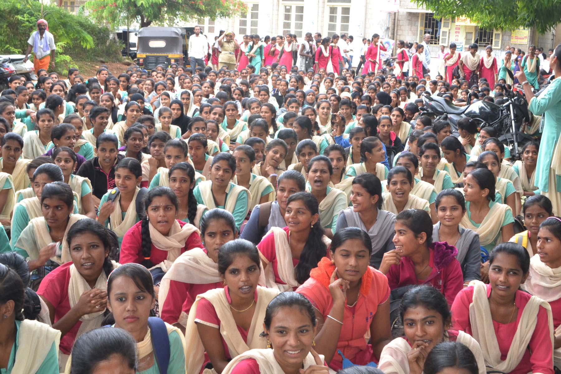 ​ತರಗತಿ ಪ್ರಾರಂಭದ ಸಮಯ ಬದಲಾವಣೆ ವಿರೋಧಿಸಿ ವಿದ್ಯಾರ್ಥಿನಿಯರ ಪ್ರತಿಭಟನೆ